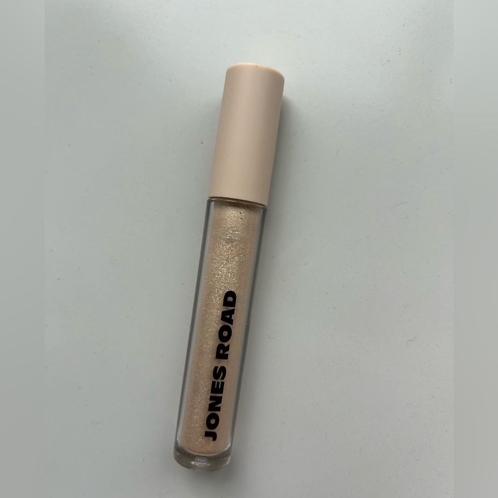 Jones Road eyeshadow sparkle wash in Gilded
